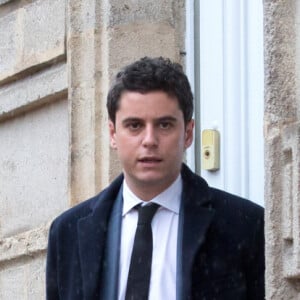 Un établissement privé laïque, dans le très chic 6e arrondissement de Paris, où il a pu côtoyer l'élite.
Gabriel Attal, secrétaire d'état auprès du ministre de l'éducation nationale et de la jeunesse - Le président de la République française Emmanuel Macron quitte la sous-préfecture d'Autun, dans le cadre du grand débat national le 7 février 2019. © Stéphane Lemouton / Bestimage