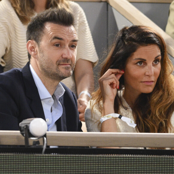 Le célèbre chef cuisinier a embarqué avec lui sa petite famille pour s'installer dans le Sud de la France, dans les alentours de Saint-Tropez.
Cyril Lignac et sa compagne Déborah - Les célébrités dans les tribunes lors des Internationaux de France de Tennis de Roland Garros 2023 le 7 juin 2023.