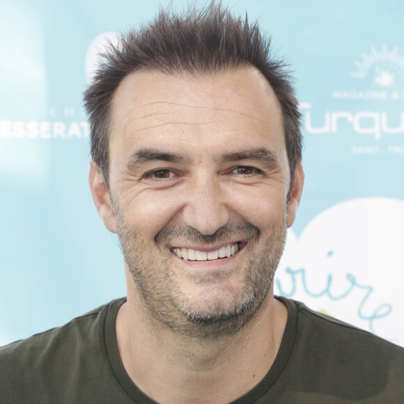 Après avoir longtemps vécu en région parisienne, Cyril Lignac a décidé de changer de vie.
Cyril Lignac lors d'un tournoi de pétanque place des Lices organisé par le magazine Turquoise pour l'association Sourire à la vie à Saint-Tropez. © Jack Tribeca / Bestimage