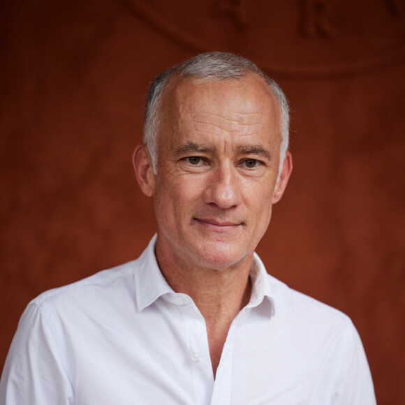 "Arnaud Bédat nous a quittés ce 20 juillet. Merveilleux ami et formidable journaliste", a tweeté Gilles Bouleau.
Gilles Bouleau au village lors des Internationaux de France de tennis de Roland Garros 2023, à Paris, France, le 9 juin 2023. © Jacovides-Moreau/Bestimage 