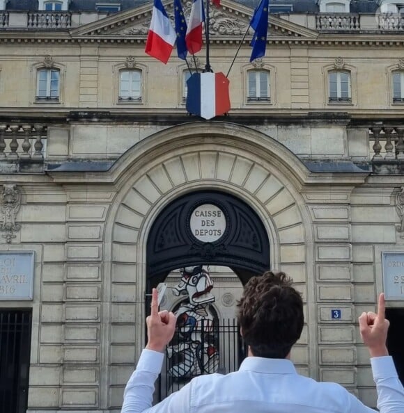 Si Maxime a opté pour un joli costume costume classique et beige, son épouse a misé sur une très chic combinaison blanche qui lui allait à ravir.