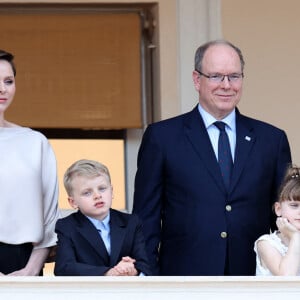 Leurs enfants, en revanche, étaient absents.
Le prince Albert II de Monaco, la princesse Charlene et leurs enfants, le prince héréditaire Jacques et la princesse Gabriella durant la célébration de la traditionnelle fête de la Saint Jean à Monaco le 23 juin 2023. © Claudia Albuquerque / Bestimage 