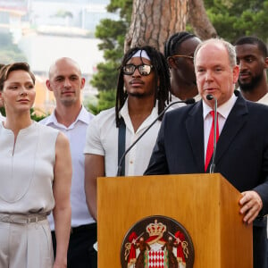 Le prince Albert II de Monaco, la princesse Charlène de Monaco, le prince Jacques de Monaco, marquis des Baux et les joueurs de la Roca Team - La famille princière de Monaco a accueillie et félicitée l'équipe de basketball monégasque la Roca Team championne de France de basket-ball Elite Betclic au palais Princier de Monaco, le 17 juin 2023. © Claudia Albuquerque/Bestimage 