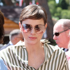 Une façon pour Charlene de Monaco de penser à son pays natal.
La princesse Charlene de Monaco - 4ème rencontre des sites historiques Grimaldi sur la place du palais Princier à Monaco le 10 juin 2023. © Claudia Albuquerque / Bestimage 