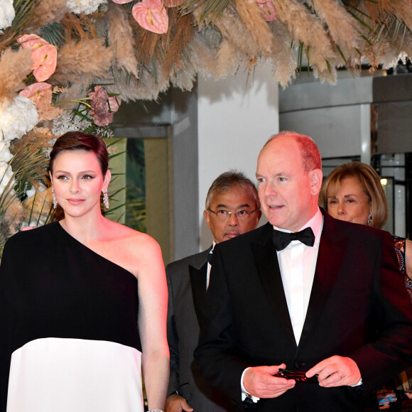 La princesse Charlene de Monaco et le prince Albert II de Monaco - Dîner de gala du 80ème Grand Prix de Formule 1 de Monaco remporté par le pilote Red Bull M. Verstappen, à Monaco le 28 mai 2023. La soirée s'est déroulé dans la Salles des Etoiles du Sporting Monte-Carlo. © Bruno Bebert/Bestimage 