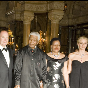 Qu'elle avait rencontré, avec Albert, avant sa mort.
Le prince Albert II de Monaco, Nelson Mandela, sa femme Graca Machel, la princesse Charlene de Monaco - Soiree de gala "United for a Better World" a Monaco, le 2 septembre 2007. 