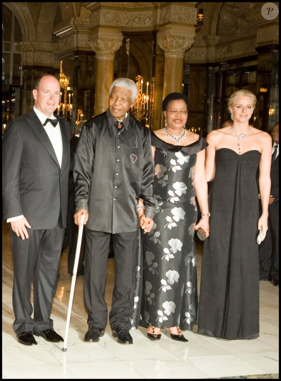 Qu'elle avait rencontré, avec Albert, avant sa mort.
Le prince Albert II de Monaco, Nelson Mandela, sa femme Graca Machel, la princesse Charlene de Monaco - Soiree de gala "United for a Better World" a Monaco, le 2 septembre 2007. 