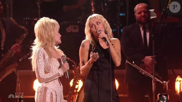 "Si je peux aider, je dirais juste qu'il faut faire attention et bien choisir son chirurgien, car certains peuvent vous défigurer", a ajouté Dolly Parton
Dolly Parton et Miley Cyrus lors du spectacle du Nouvel An à Los Angeles, Californie, Etats-Unis, le 1er janvier 2023. 