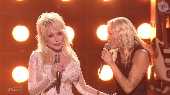 Dolly Parton s'est confiée de manière cash sur son recours à la chirurgie esthétique
Dolly Parton et Miley Cyrus lors du spectacle du Nouvel An à Los Angeles, Californie, Etats-Unis, le 1er janvier 2023. 