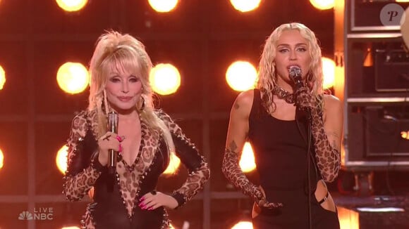 Dolly Parton et Miley Cyrus lors du spectacle du Nouvel An à Los Angeles, Californie, Etats-Unis, le 1er janvier 2023.