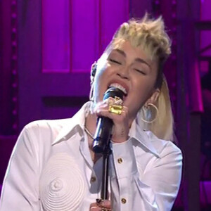 L'émission Saturday Night Live célèbre la fête des mères avec Miley Cyrus invitée d'honneur