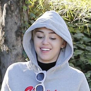 Miley Cyrus va promener son chien à Los Angeles le 15 janvier 2015 