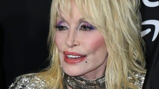 Dolly Parton, l'idole de Miley Cyrus, adepte de la chirurgie et cash : "certains médecins peuvent vous défigurer"