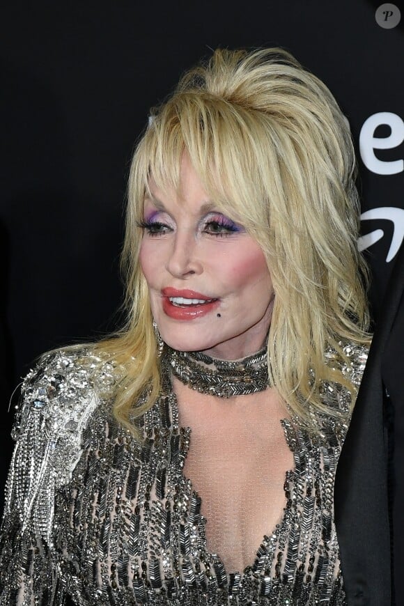 Dolly Parton est une légende de la musique Country américaine
Dolly Parton au photocall des "58ème Country Music Awards" à Frisco au Texas.