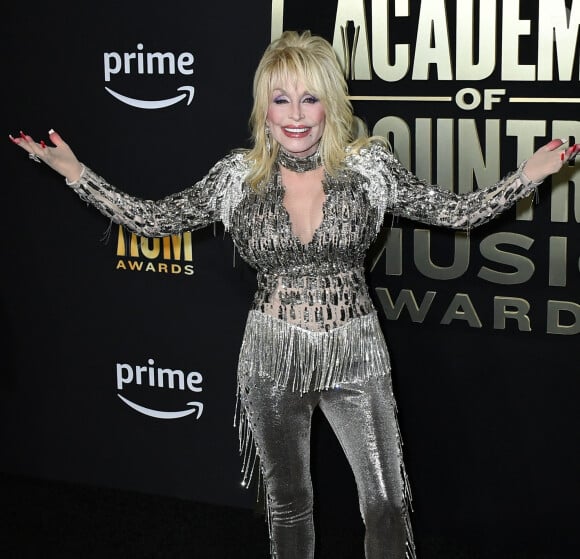 Dolly Parton au photocall des "58ème Country Music Awards" à Frisco au Texas, le 12 mai 2023. 