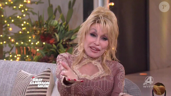 Capture d'écran de l'émission "The Kelly Clarkson" avec Dolly Parton, dans laquelle la chanteuse révèle avoir enterré une chanson jusqu'à ses 99 ans, à savoir jusqu'en 2045. Le 22 décembre 2022 