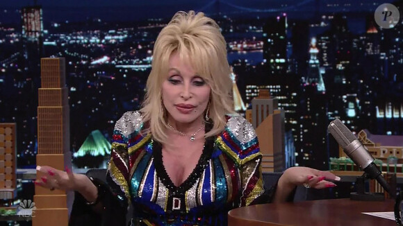 Dolly Parton sur le plateau de l'émission "The Tonight Show Starring Jimmy Fallon" à New York, le 1er décembre 2022. 