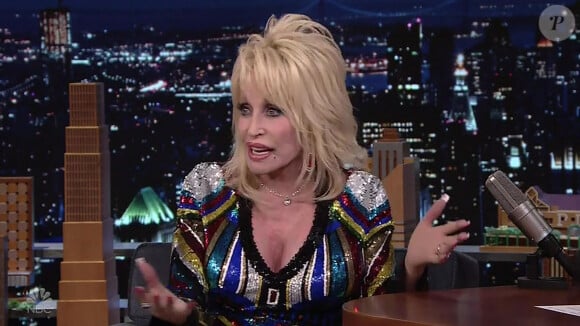 Dolly Parton a accordé une longue interview au "Parisien" dimanche 23 juillet 2023
Dolly Parton sur le plateau de l'émission "The Tonight Show Starring Jimmy Fallon" à New York, le 1er décembre 2022. 