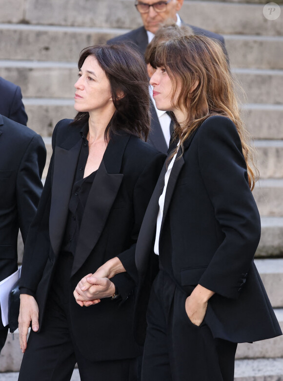 Charlotte Gainsbourg, Lou Doillon - Arrivées des célébrités aux obsèques de Jane Birkin en l'église Saint-Roch à Paris. Le 24 juillet 2023 © Jacovides-KD Niko / Bestimage 