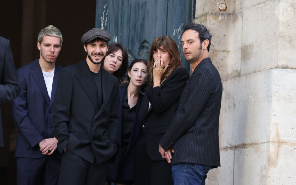 Marlowe (fils de Lou Doillon), Ben Attal, Charlotte Gainsbourg, Alice Attal, Lou Doillon, Roman de Kermadec (fils de Kate Barry) - Arrivées des célébrités aux obsèques de Jane Birkin en l'église Saint-Roch à Paris. Le 24 juillet 2023 © Jacovides-KD Niko / Bestimage 