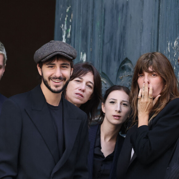 Marlowe (fils de Lou Doillon), Ben Attal, Charlotte Gainsbourg, Alice Attal, Lou Doillon, Roman de Kermadec (fils de Kate Barry) - Arrivées des célébrités aux obsèques de Jane Birkin en l'église Saint-Roch à Paris. Le 24 juillet 2023 © Jacovides-KD Niko / Bestimage 