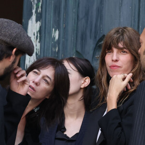 Ben Attal, Charlotte Gainsbourg, Lou Doillon, Roman de Kermadec (fils de Kate Barry) - Arrivées des célébrités aux obsèques de Jane Birkin en l'église Saint-Roch à Paris. Le 24 juillet 2023 © Jacovides-KD Niko / Bestimage 