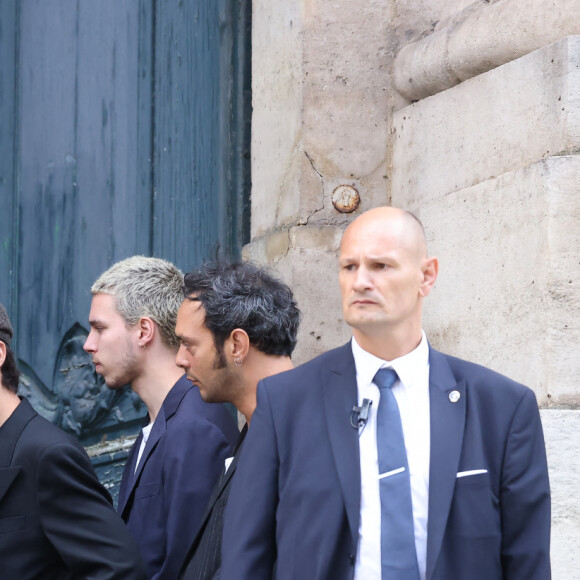 Ben Attal, Marlowe (fils de Lou Doillon), Roman de Kermadec (fils de Kate Barry) - Arrivées des célébrités aux obsèques de Jane Birkin en l'église Saint-Roch à Paris. Le 24 juillet 2023 © Jacovides-KD Niko / Bestimage 