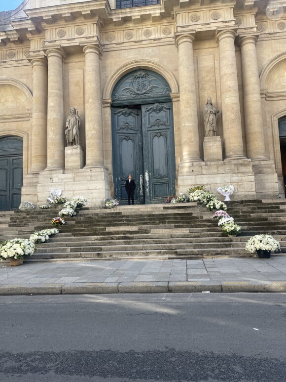 Des couronnes de fleurs avaient également été disposées sur les marches de l'église.
Illustration de l'église Saint-Roch à l'occasion des obsèques de Jane Birkin à Paris. Le 24 juillet 2023 © Christophe Clovis / Bestimage 