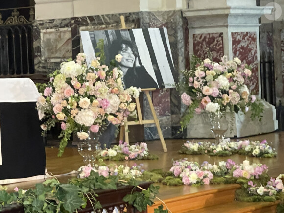 Sur l'une d'elles, on pouvait retrouver un message très symboliques : "Et nos larmes n'y pourront rien changer."
Exclusif - Illustrations de l'intérieur de l'église Saint-Roch à l'occasion des obsèques de Jane Birkin à Paris le 24 juillet 2023. © Christophe Clovis/Bestimage