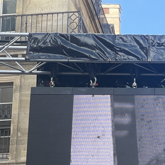 Une cérémonie funéraire que les fans de la chanteuse de 76 ans ont pu suivre sur un écran géant.
Illustration de l'écran géant devant l'église Saint-Roch, à l'occasion des obsèques de Jane Birkin à Paris le 24 juillet 2023. © Christophe Clovis/Bestimage