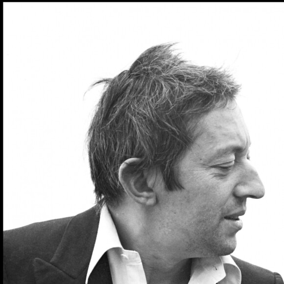 Clin d'oeil à la chanson culte Je suis venue te dire que je m'en vais de Serge Gainsbourg, qui utilisera ses larmes sur la bande son.
Archives - Serge Gainsbourg et Jane Birkin sur la Croisette de Cannes en 1969.