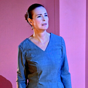 Carole Bouquet durant la générale de la piéce de théâtre "Bérénice" dans l'une des nouvelles salles du Théâtre National de Nice, "La Cuisine", le 19 mai 2021, installée à l'ouest de la ville. Cette salle de spectacle éphémère, après avoir été le théâtre de Carouge, vient de se poser à Nice.