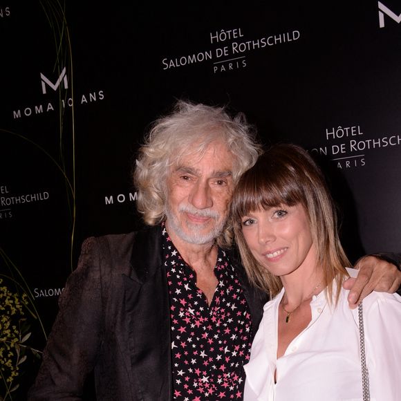 Cette photo est une jolie manière pour Laetitia d'avouer une nouvelle fois son amour pour son guitariste. 
Louis Bertignac et sa femme Laetitia à Paris le 5 septembre 2022. © Rachid Bellak/Bestimage