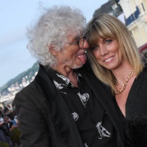 Malgré quelques bas, comme tous les couples, entre eux, c'est du solide ! 
Louis Bertignac et sa compagne Laetitia Brichet lors du 35ème festival du film de Cabourg le 11 juin 2021 © Coadic Guirec / Bestimage 