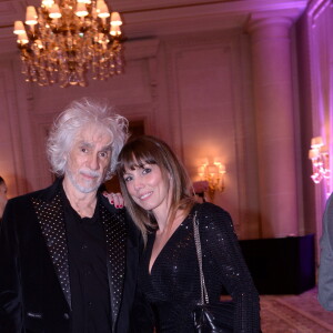 Louis Bertignac et sa femme Laetitia Brichet lors du photocall et du cocktail de la soirée des "Stéthos d'or 2023" à l'hôtel Four Seasons George V à Paris, France, le 27 mars 2023.  © Bellak-Guirec/Bestimage 