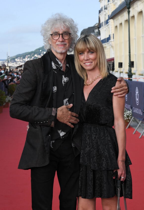 Louis Bertignac et sa compagne Laetitia Brichet - People sur le tapis rouge lors du 35ème festival du film de Cabourg le 11 juin 2021 © Coadic Guirec / Bestimage