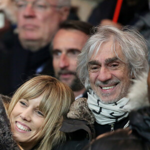 Louis Bertignac et sa compagne Laetitia au quart de finale de la Coupe de France de football entre le PSG et l'AS Monaco (2-0) au Parc des Princes à Paris le 4 mars 2015.