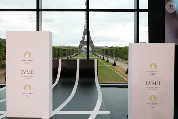 Certains comparent l'objet à une vapoteuse ou encore à un aspirateur !
 
LVMH devient Partenaire Premium des Jeux Olympiques et Paralympiques de Paris 2024 et apportera son excellence créative et ses savoir-faire aux différents temps forts de célébration des Jeux Olympiques et Paralympiques de Paris 2024 au Grand Palais Éphémère à Paris le 24 juillet 2023. © Marc Ausset-Lacroix/Bestimage