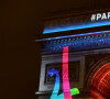 Pour d'autres, il s'agit plus d'une gourde ou encore d'une bouteille de vin
 
La mairie de Paris projette le logo de la candidature de la ville aux Jeux Olympiques 2024 sur l'Arc de Triomphe le 9 février 2016.