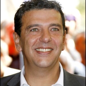 Partageant un dîner entre amis, il s'était plaint de douleurs dorsales.
Thierry Gilardi - Présentation des programmes 2007-2008 de TF1 à l'Olympia le 29 août 2007.
