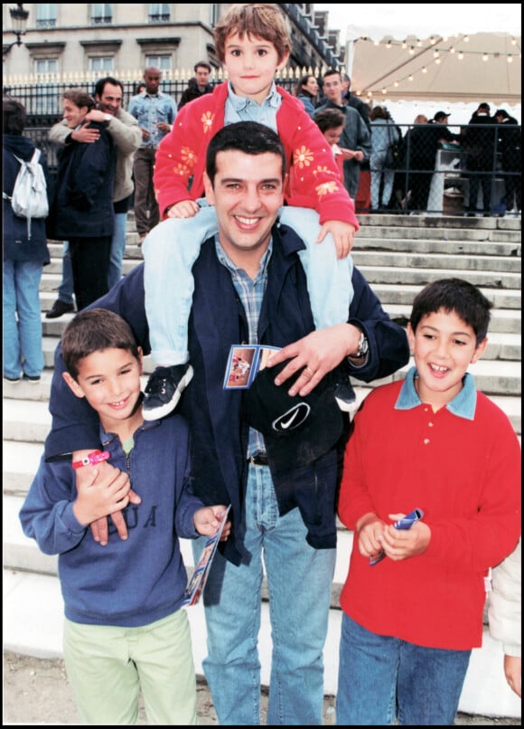 Hélas, il a été victime d'une crise cardiaque à son domicile, le 25 mars 2008, à l'âge de 49 ans.
Archives - Thierry Gilardi avec ses enfants à la fête foraine des Tuileries à Paris.
