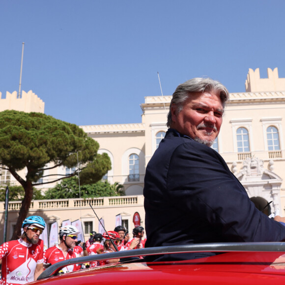 Nul ne sait si elle a été rachetée depuis ou non.
David Douillet - Le prince de Monaco et D.Douillet donnent le départ de la course cycliste Sapaudia Monoïkos, entre Monaco et Albertville, le 20 juin 2022. Cet événement est organisé au profit de la lutte contre la leucémie, afin de promouvoir le don des cellules souches et favoriser l'insertion des personnes en situation de handicap. © Claudia Albuquerque / Bestimage 