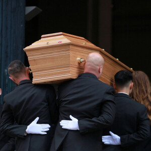 Lou Doillon portant le cercueil - Sorties des obsèques de Jane Birkin en l'église Saint-Roch à Paris. Le 24 juillet 2023 © Jonathan Rebboah / Panoramic / Bestimage