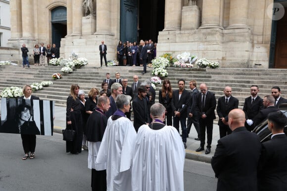 Toute sa famille était réunie pour ce dernier adieu.
Gabrielle Crawford, Ben Attal, Stéphane Manel, Roman de Kermadec (Fils de Kate Barry) - Sorties des célébrités aux obsèques de Jane Birkin en l'église Saint-Roch à Paris. Le 24 juillet 2023 © Jacovides-KD Niko / Bestimage