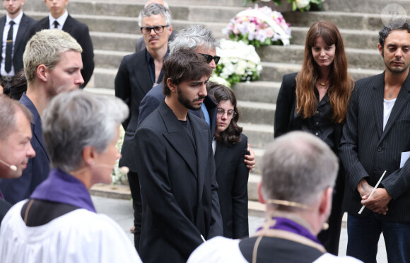 Ben Attal, Marlowe (fils de Lou Doillon), Roman de Kermadec (fils de Kate Barry) - Sorties des célébrités aux obsèques de Jane Birkin en l'église Saint-Roch à Paris. Le 24 juillet 2023 © Jacovides-KD Niko / Bestimage