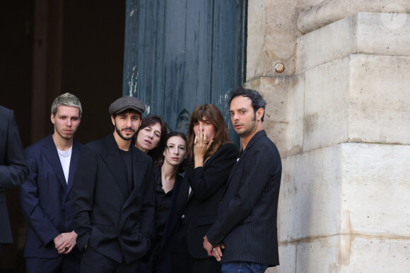 Marlowe (fils de Lou Doillon), Ben Attal, Charlotte Gainsbourg, Alice Attal, Lou Doillon, Roman de Kermadec (fils de Kate Barry) - Arrivées des célébrités aux obsèques de Jane Birkin en l'église Saint-Roch à Paris. Le 24 juillet 2023 © Jacovides-KD Niko / Bestimage