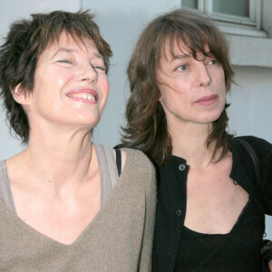 Incinérée au crématorium du Père-Lachaise, elle a rejoint sa fille aînée Kate.
Jane Birkin et Kate Barry lors du lancement de la collection de La redoute à Paris en 2007