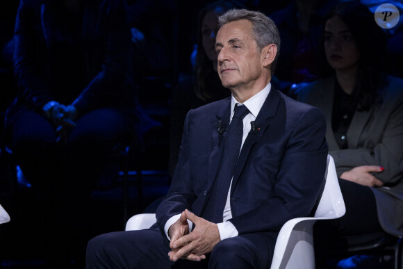 Exclusif - Nicolas Sarkozy - Enregistrement de l'émission "Le Grand Echiquier", diffusée le 1er juillet sur France 2. Le 21 mars 2022 © Cyril Moreau / Bestimage Nous retrouvons C.Chazal pour ce grand Échiquier consacré à l'excellence culturelle française, à cette fameuse exception qui confère à notre pays une place particulière dans le monde, grâce à sa tradition culturelle forte, son histoire, son patrimoine et cette richesse artistique qui s'exporte depuis toujours dans le monde entier. Pour décliner le beau thème de la culture, nous débuterons la soirée avec la bande originale du film "Le grand blond avec une chaussure noire" d'Y.Robert, que l'on doit à l'immense compositeur, V.Cosma et que R.Capuçon interprétera avec l'orchestre du grand Échiquier dirigé par N.Giraud et la violoniste, A.Gravoin. Ils nous accompagneront tout au long de l'émission. Nous évoquerons la culture, cette richesse qui est la nôtre avec les plus grands artistes, les représentants des grandes institutions culturelles et l'ancien Président de la République, N.Sarkozy qui nous partagera ses coups de coeur, ses découvertes, ses admirations, notamment en matière d'arts plastiques, de peinture et de littérature. Il les a rassemblé dans un ouvrage intitulé "Promenades". Toute la soirée, il sera accompagné d'artistes qui sont le meilleur reflet de notre grande diversité culturelle. Invitée exceptionnelle, C.Bruni sera aussi présente pour partager cette soirée de musique et de chansons. Carla, qui vient de fêter les 20 ans de son premier album, incarnation de l'élégance française, interprètera "Dolce Francia" en italien, preuve qu'elle est pétrie de deux cultures, une chanson tirée bien sûr du célèbre titre de C.Trenet. Le temps d'une soirée, Le grand échiquier devient la plus grande salle de spectacles de France. 