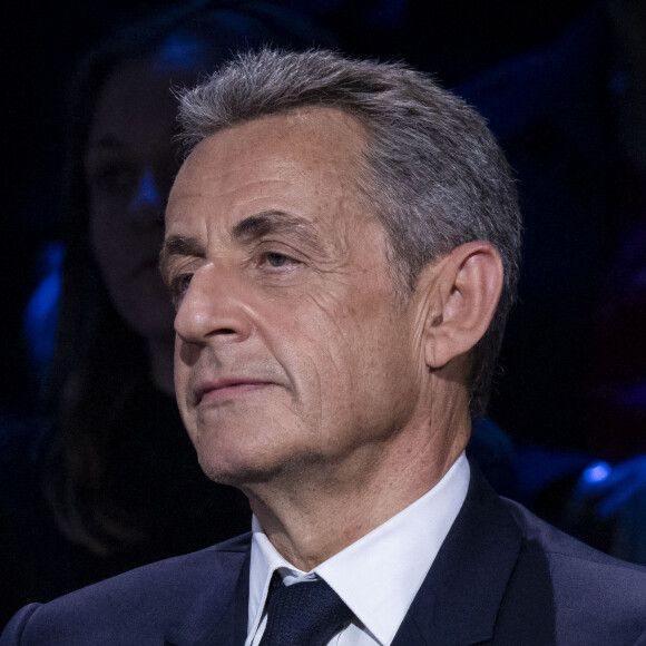 Exclusif - Nicolas Sarkozy - Enregistrement de l'émission "Le Grand Echiquier", diffusée le 1er juillet sur France 2. Le 21 mars 2022 © Cyril Moreau / Bestimage Nous retrouvons C.Chazal pour ce grand Échiquier consacré à l'excellence culturelle française, à cette fameuse exception qui confère à notre pays une place particulière dans le monde, grâce à sa tradition culturelle forte, son histoire, son patrimoine et cette richesse artistique qui s'exporte depuis toujours dans le monde entier. Pour décliner le beau thème de la culture, nous débuterons la soirée avec la bande originale du film "Le grand blond avec une chaussure noire" d'Y.Robert, que l'on doit à l'immense compositeur, V.Cosma et que R.Capuçon interprétera avec l'orchestre du grand Échiquier dirigé par N.Giraud et la violoniste, A.Gravoin. Ils nous accompagneront tout au long de l'émission. Nous évoquerons la culture, cette richesse qui est la nôtre avec les plus grands artistes, les représentants des grandes institutions culturelles et l'ancien Président de la République, N.Sarkozy qui nous partagera ses coups de coeur, ses découvertes, ses admirations, notamment en matière d'arts plastiques, de peinture et de littérature. Il les a rassemblé dans un ouvrage intitulé "Promenades". Toute la soirée, il sera accompagné d'artistes qui sont le meilleur reflet de notre grande diversité culturelle. Invitée exceptionnelle, C.Bruni sera aussi présente pour partager cette soirée de musique et de chansons. Carla, qui vient de fêter les 20 ans de son premier album, incarnation de l'élégance française, interprètera "Dolce Francia" en italien, preuve qu'elle est pétrie de deux cultures, une chanson tirée bien sûr du célèbre titre de C.Trenet. Le temps d'une soirée, Le grand échiquier devient la plus grande salle de spectacles de France. 