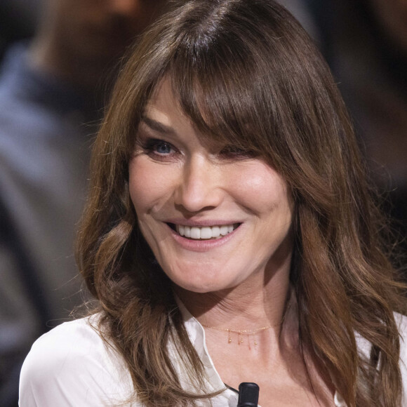 Exclusif - Carla Bruni Sarkozy - Enregistrement de l'émission "Le Grand Echiquier", diffusée le 1er juillet sur France 2. Le 21 mars 2022 © Cyril Moreau / Bestimage Nous retrouvons C.Chazal pour ce grand Échiquier consacré à l'excellence culturelle française, à cette fameuse exception qui confère à notre pays une place particulière dans le monde, grâce à sa tradition culturelle forte, son histoire, son patrimoine et cette richesse artistique qui s'exporte depuis toujours dans le monde entier. Pour décliner le beau thème de la culture, nous débuterons la soirée avec la bande originale du film "Le grand blond avec une chaussure noire" d'Y.Robert, que l'on doit à l'immense compositeur, V.Cosma et que R.Capuçon interprétera avec l'orchestre du grand Échiquier dirigé par N.Giraud et la violoniste, A.Gravoin. Ils nous accompagneront tout au long de l'émission. Nous évoquerons la culture, cette richesse qui est la nôtre avec les plus grands artistes, les représentants des grandes institutions culturelles et l'ancien Président de la République, N.Sarkozy qui nous partagera ses coups de coeur, ses découvertes, ses admirations, notamment en matière d'arts plastiques, de peinture et de littérature. Il les a rassemblé dans un ouvrage intitulé "Promenades". Toute la soirée, il sera accompagné d'artistes qui sont le meilleur reflet de notre grande diversité culturelle. Invitée exceptionnelle, C.Bruni sera aussi présente pour partager cette soirée de musique et de chansons. Carla, qui vient de fêter les 20 ans de son premier album, incarnation de l'élégance française, interprètera "Dolce Francia" en italien, preuve qu'elle est pétrie de deux cultures, une chanson tirée bien sûr du célèbre titre de C.Trenet. Le temps d'une soirée, Le grand échiquier devient la plus grande salle de spectacles de France. 